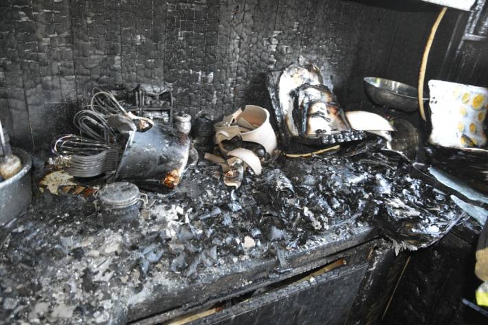 Geschmolzenes Wachs in einer Pfanne in Planken verusachten den Brand.