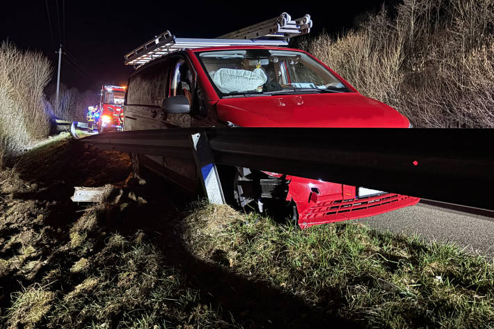 Alkoholisierter Autofahrer kollidiert mit Leitplanke
