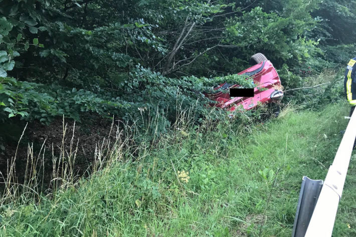 Betrunken Verkehrsunfall gebaut mit verletzter Person