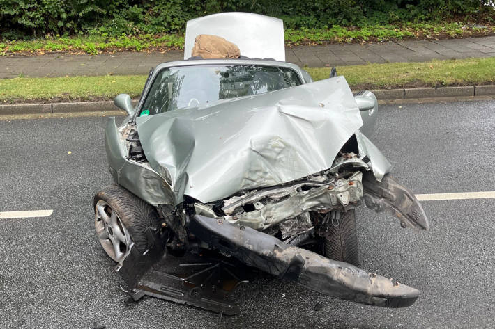 Fahrer und Beifahrerin wurden schwer verletzt.