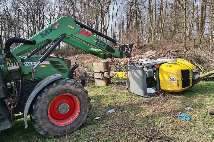 Durch einen Trecker wurde in Essen der Radlader angehoben