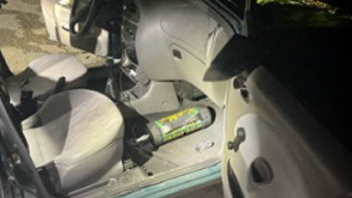 Im Auto fanden die Polizisten eine Flasche Lachgas.