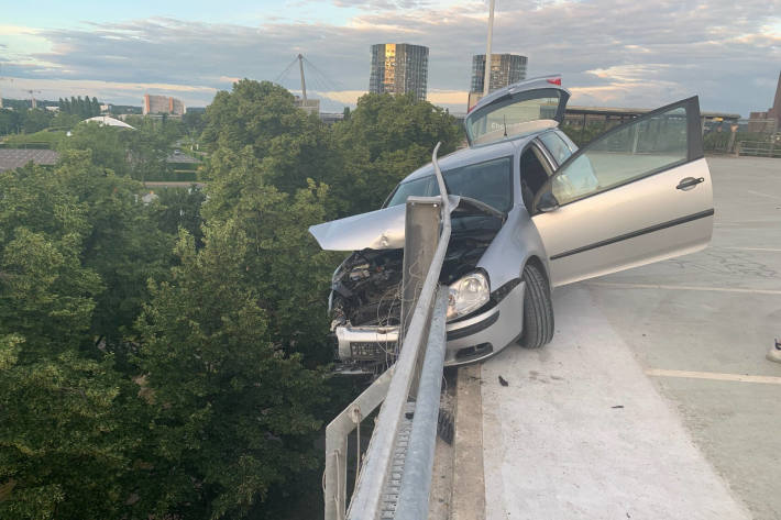 Fahrzeug von der Absperrung gehalten in Wolfsburg