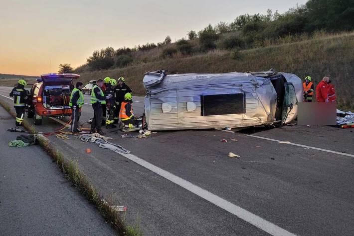 Ein Wohnmobil kam aus unbekannter Ursache von der Fahrbahn ab, prallte an der Böschung ab und kam schließlich nach mehreren Überschlägen auf der Seite liegend zum Stillstand