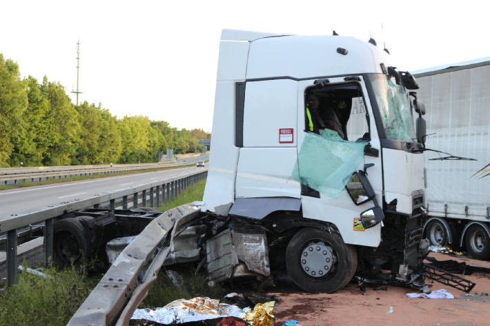 Verkehrsunfall mit verletzter Person und hohem Sachschaden auf der A9 am Hermsdorfer Kreuz