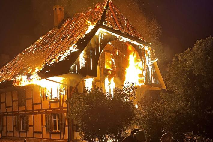 Die Flammen liessen das Haus unbewohnbar zurück