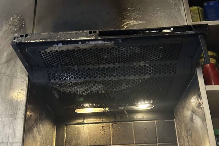 Frau löscht brennende Pfanne selbst