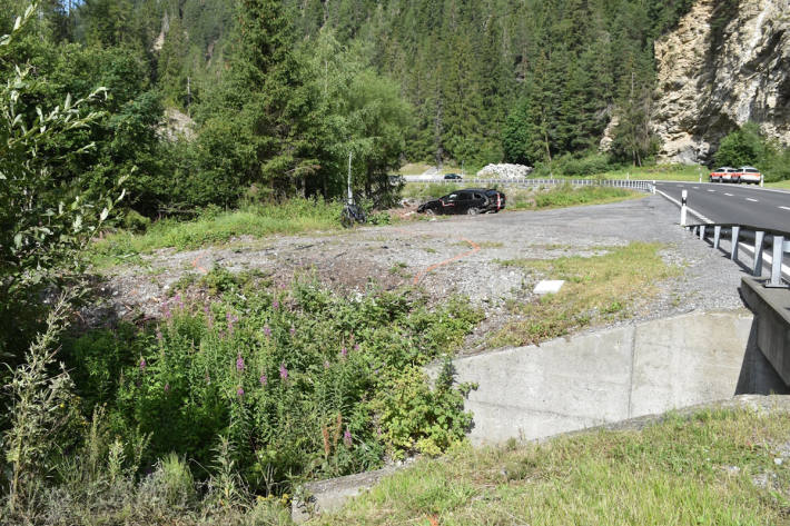 Der Autolenker kam von der Strasse ab und flog über den drei Meter breiten Bach.