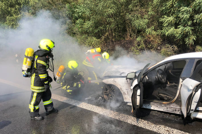 Löscharbeiten auf der A3 bei Oberhausen