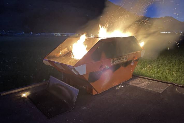 In Ibach SZ ist eine Mulde in Brand geraten.