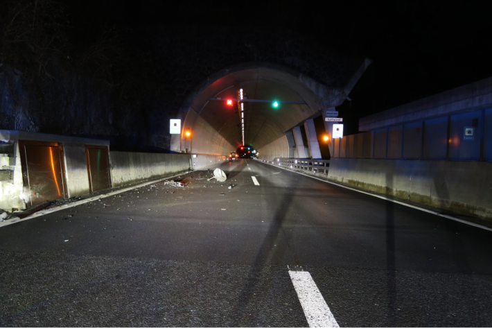 Beim Unfall auf der A3 bei Obstalden GL wurde ein Auto total zerstört.