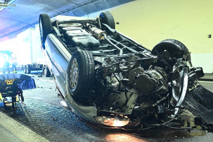 Das Auto überschlug sich und kam auf dem Dach zum Stillstand