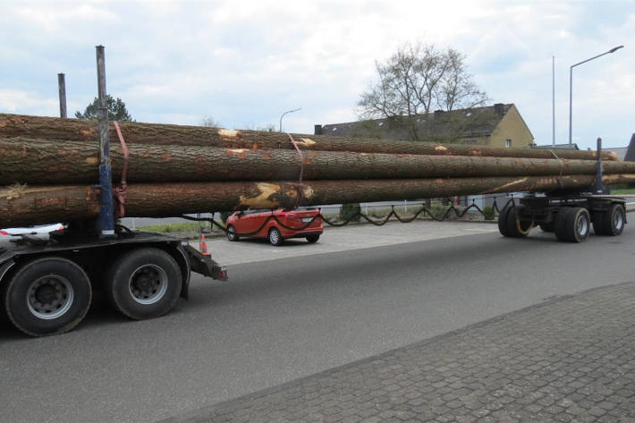 Polizei stoppt erneut überladenen Holztransport auf der A60