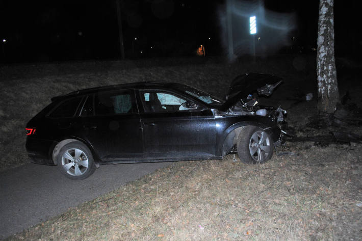 Auto kollidiert mit Baum in Beringen