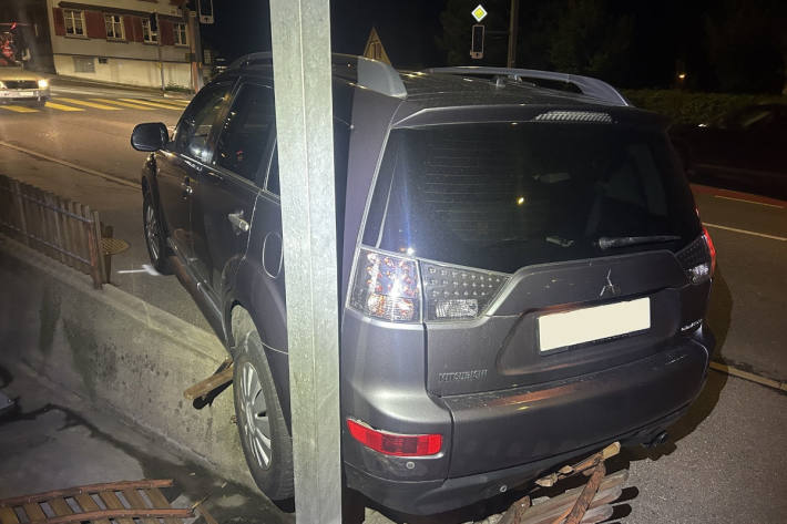 An den Fahrzeugen sowie am Zaun entstand Sachschaden von rund 10'000 Franken.