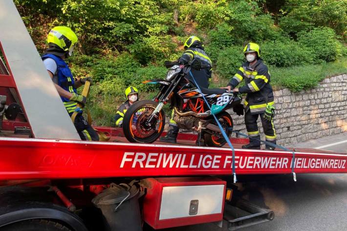 In Heiligenkreuz stieß der 37-jährige Motorradlenker gegen das Heck des vor ihm fahrenden Pkws und kam zu Sturz