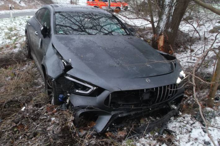 Der verunfallte Luxuswagen.