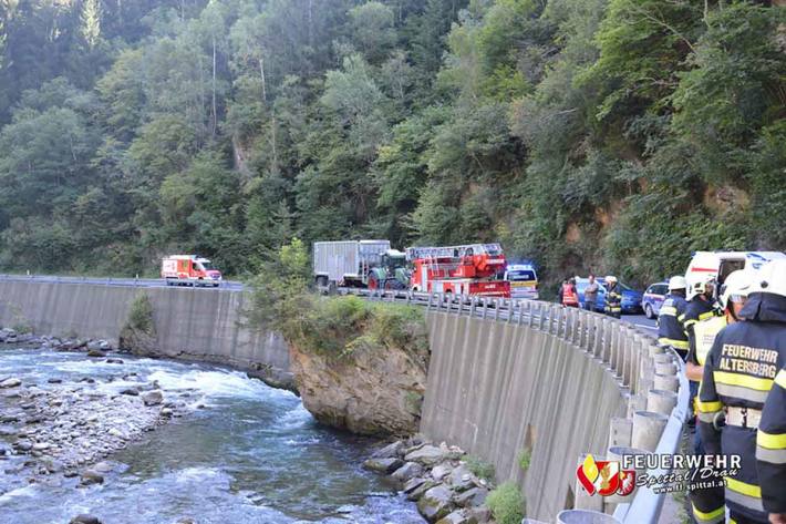 Motorradfahrer bei Unfall in Fluss gestürzt