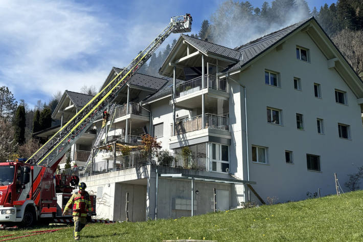 Dachstockbrand in Mehrfamilienhaus