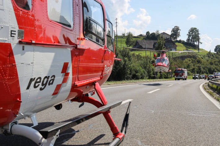 Schwerer Verkehrsunfall zwischen zwei Autos auf der A4