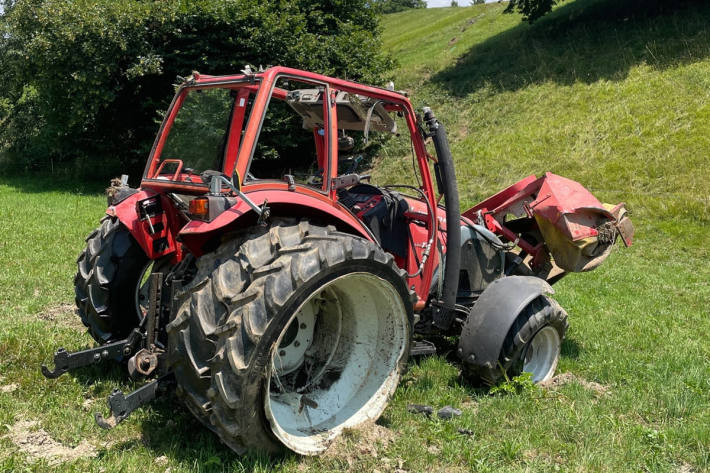 Traktor überschlägt sich und verletzt den Fahrer tödlich