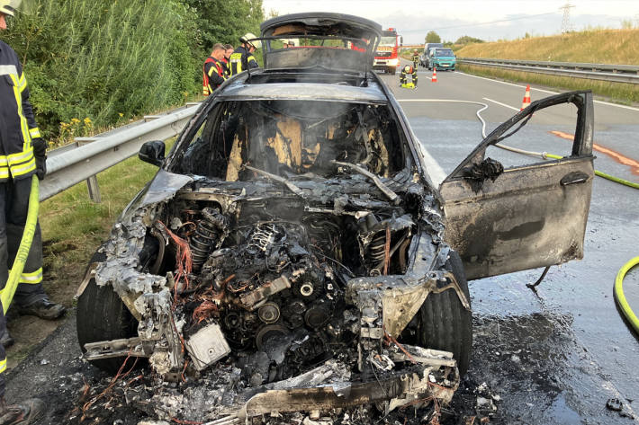 Die Fahrerin und ihr Beifahrer konnten das Auto rechtzeitig verlassen.