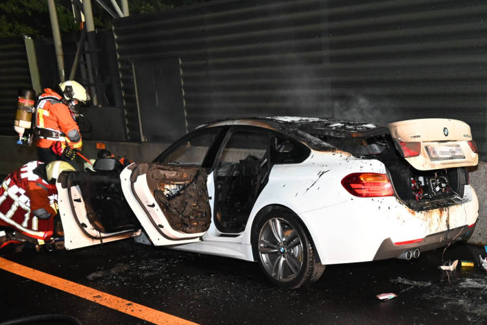 BMW komplett ausgebrannt auf der N1 in St. Gallen