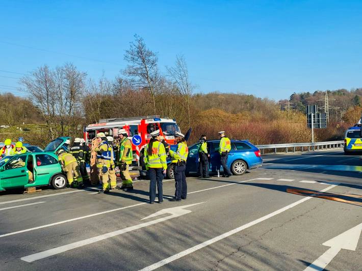 Schwerer Verkehrsunfall mit drei verletzten Personen