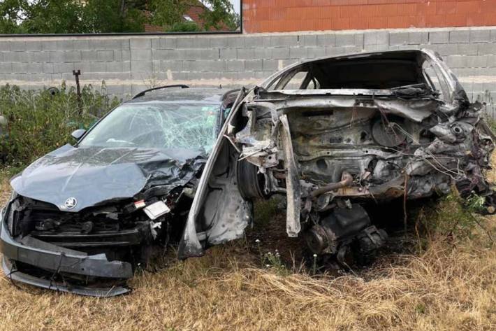  Durch den Zusammenstoß wurden beide PKW schwer beschädigt, eines davon sogar von der Fahrbahn geschleudert