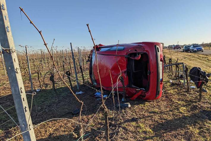 Ein Abschleppdienst zog in Niederkirchen das Auto aus dem Wingert, in dem etliche Reben und Spanndrähte beschädigt wurden