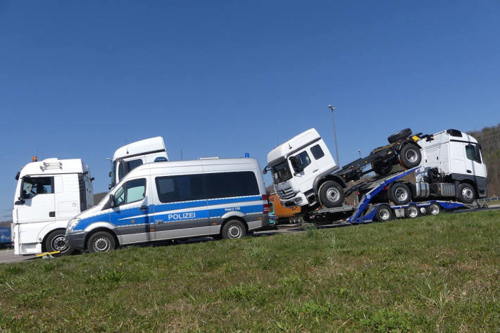  Polizei stoppt Lkw-Transport wegen deutlicher Überhöhe und Ladungssicherungsproblemen