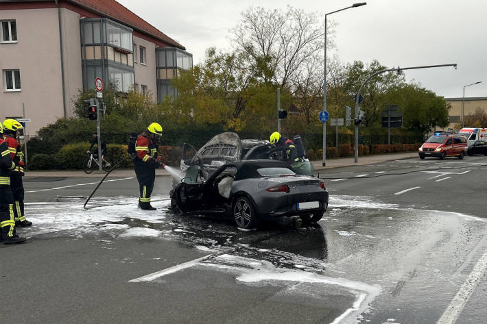 Beide Fahrzeugen gerieten nach der Kollision in Brand.