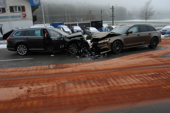 Beide Auto erlitten einen grossen Schaden.