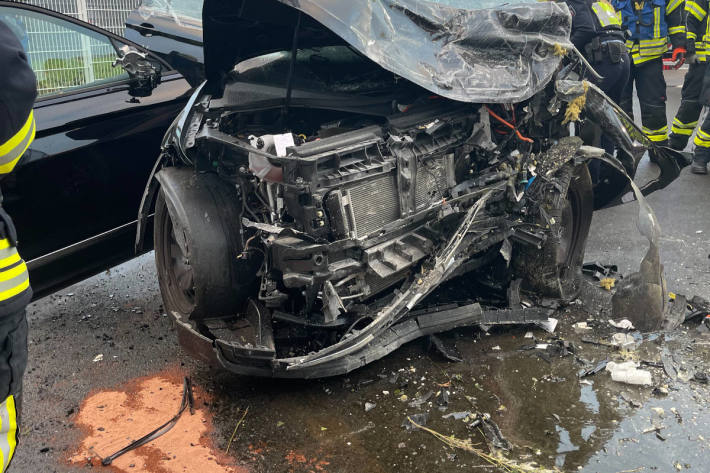 Eine Person nach Unfall in Detmold eingeklemmt