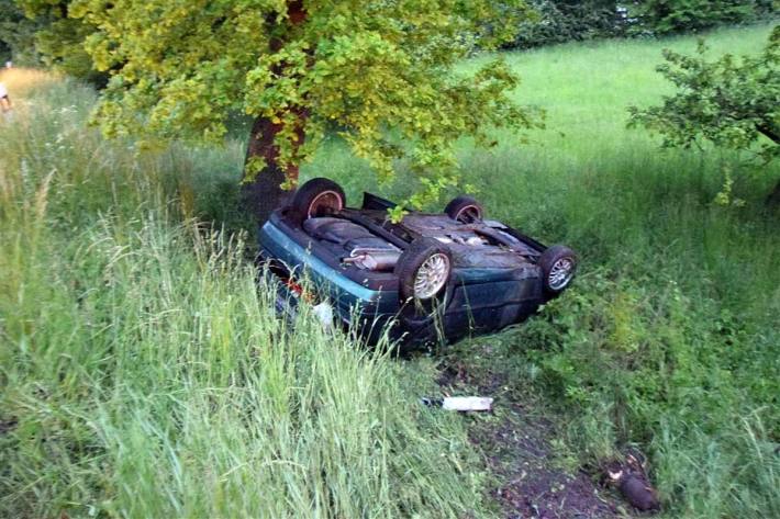 Auto überschlägt sich und landet im Graben in Löhne