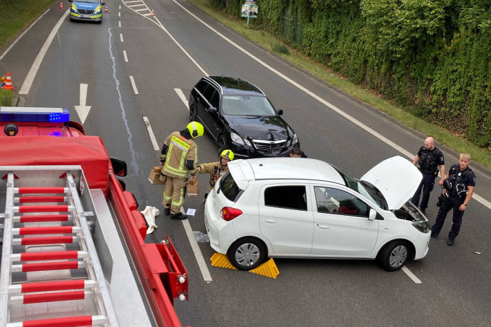 Zwei Personen wurden bei dem Unfall verletzt, eine davon schwer.
