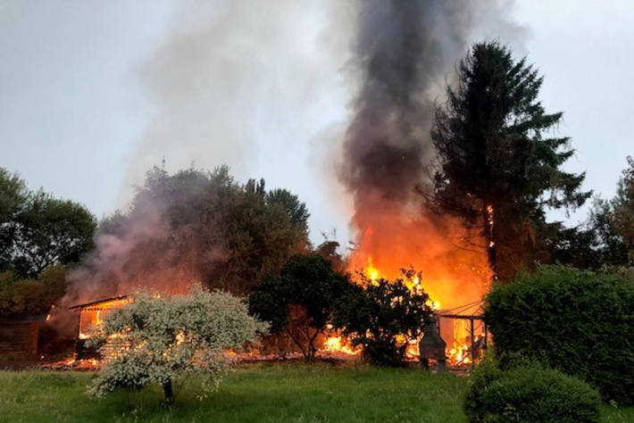 Feuer zerstört Gartenlaube, erschwerter Zugang zum Brandobjekt in Bremerhaven