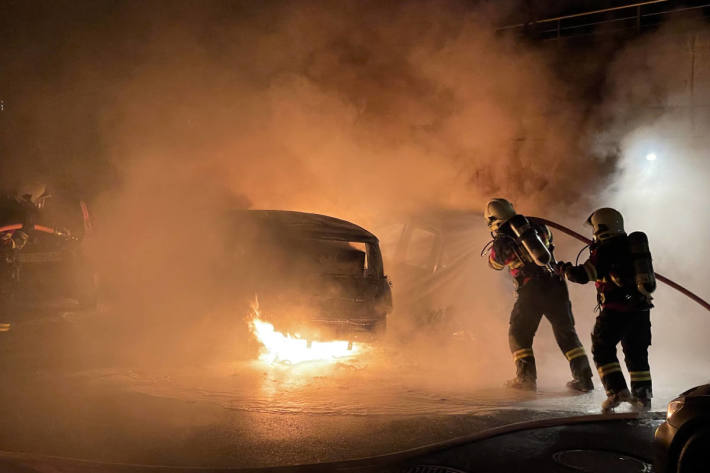 Feuer beschädigt vier Personenwagen