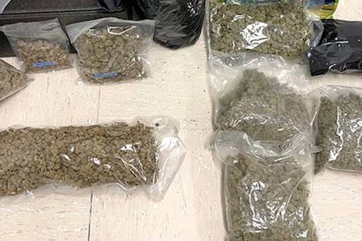 Der 33-jährige hatte in einem mit Ausfuhrkennzeichen beschilderten Fahrzeug Marihuana von den Niederlanden nach Deutschland in Aachen geschmuggelt
