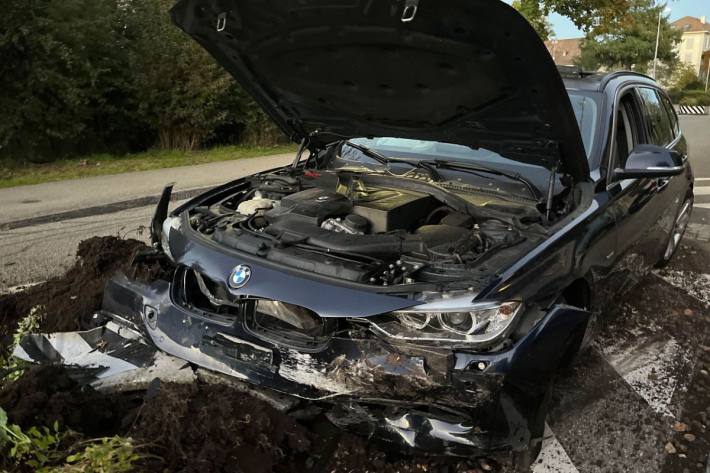 Der Fahrer war ohne gültigen Führerausweis und alkoholisiert unterwegs.