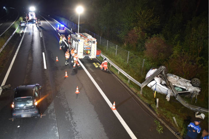 Schwerer Unfall bei Überholmanöver fordert drei verletzte Personen auf der A13