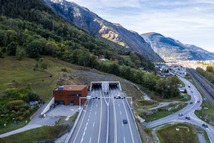 Die A9 wird beim Tunnel Eyholz gesperrt.