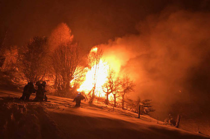 Die 25 Einsatzkräfte konnten das Chalet nicht mehr retten.