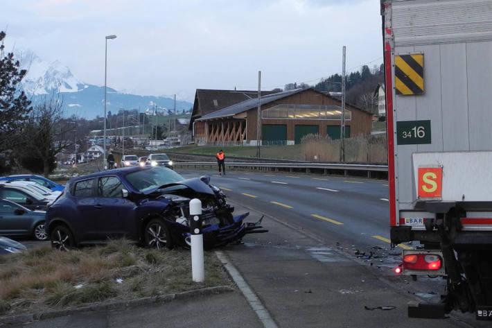 Das Auto nach der Kollision mit dem Lastwagen.