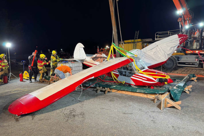 Das verunglückte Flugzeug konnte aus 10 Metern TIefe geborgen werden.