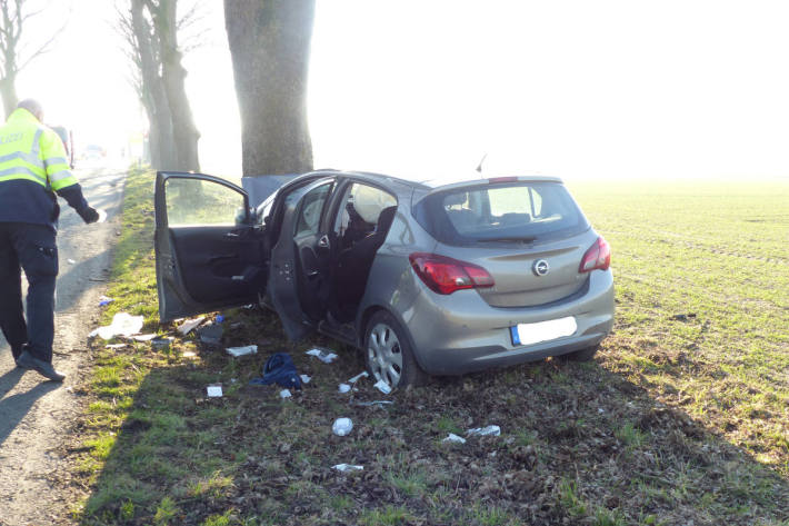 Junge Frau stirbt bei Verkehrsunfall bei Geestland / Debstedt