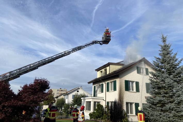 Die Feuerwehr konnte das Feuer löschen und grösseren Schaden verhindern.