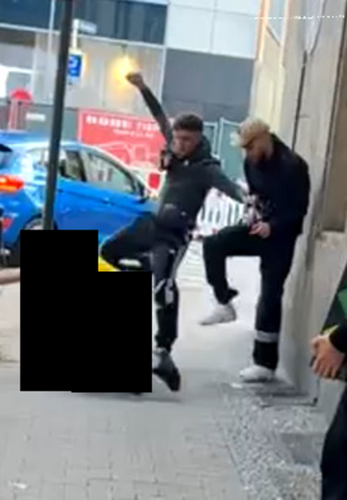 Zudem traten die Täter auf den am Boden liegenden Geschädigten ein.