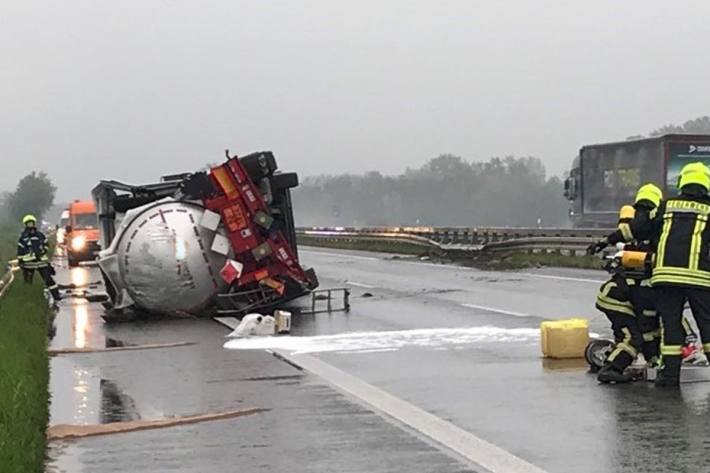 Nachdem auf der Autobahn 31 ein Lkw umgekippt ist, bleibt die Fahrtrichtung Oberhausen gesperrt