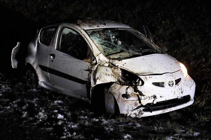  In einer langgezogenen Linkskurve kam das Auto auf winterglatter Fahrbahn nach links von der Fahrbahn ab, überschlug sich und kam im Graben zum Stehen